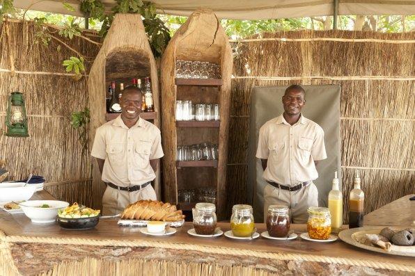 Tena Tena besticht durch seine umwerfende Lage an einer weitläufigen Flussbiegung des Luangwa. Eine Gruppe von Mahagonibäumen spendet Schatten für die großen Zelte und Open- Air-Badezimmer.