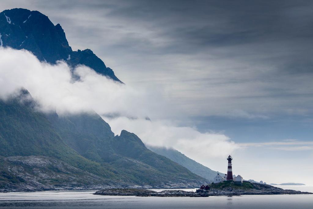 Landegode fyr bei Bodø, die kleine Leuchtturminsel dient hier als Vordergrund, während die