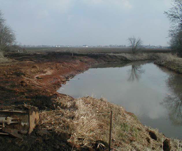 Abb. 13: Im Zuge eines Flurneuordnungsverfahrens als Kleinbiotop und Amphibienlaichgewässer neu angelegte Grabentasche bei Groß Naundorf (Foto: B.