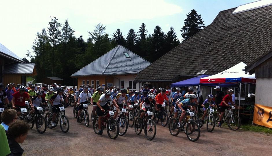 Bei Temperaturen jenseits der 30 Grad machten sich 15 radsportbegeisterte Schülerinnen und Schüler der 7. und 8. Klasse auf den Weg in den Schwarzwald.