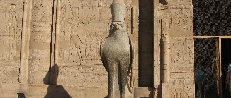 3. Tag Luxor Karnak Esna Edfu Vormittags besichtigen Sie die große Tempelanlage von Karnak mit den eindrucksvollen Kolonnaden, der Sphinx-Allee und dem Heiligen-See.