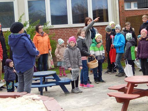 Aufgeregt und voller Tatendrang hatten sich die Kinder mit Osterkörbchen in Begleitung der Eltern und Großeltern auf dem Spielplatz versammelt.