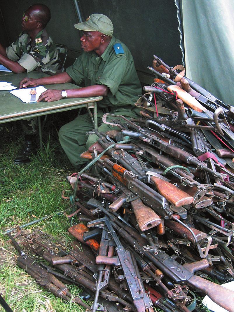 pa/dpa/db Koltermann Ein Soldat der kongolesischen Armee registriert Gewehre, die in einem Entwaffnungslager der UN-Mission MONUC gesammelt wurden (25. April 2005 in Bunia).