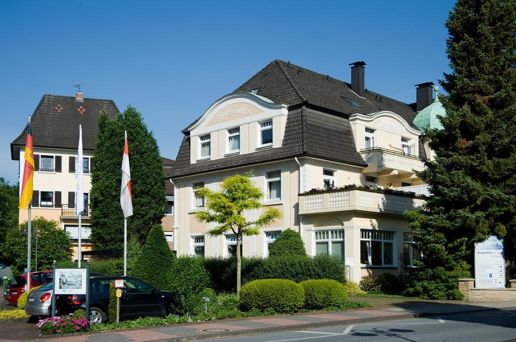 Die Klinik befindet sich in einem Gebäude aus dem Jahre 1905, das in seiner wechselvollen Geschichte bereits als Reservelazarett und Hotelpension diente.