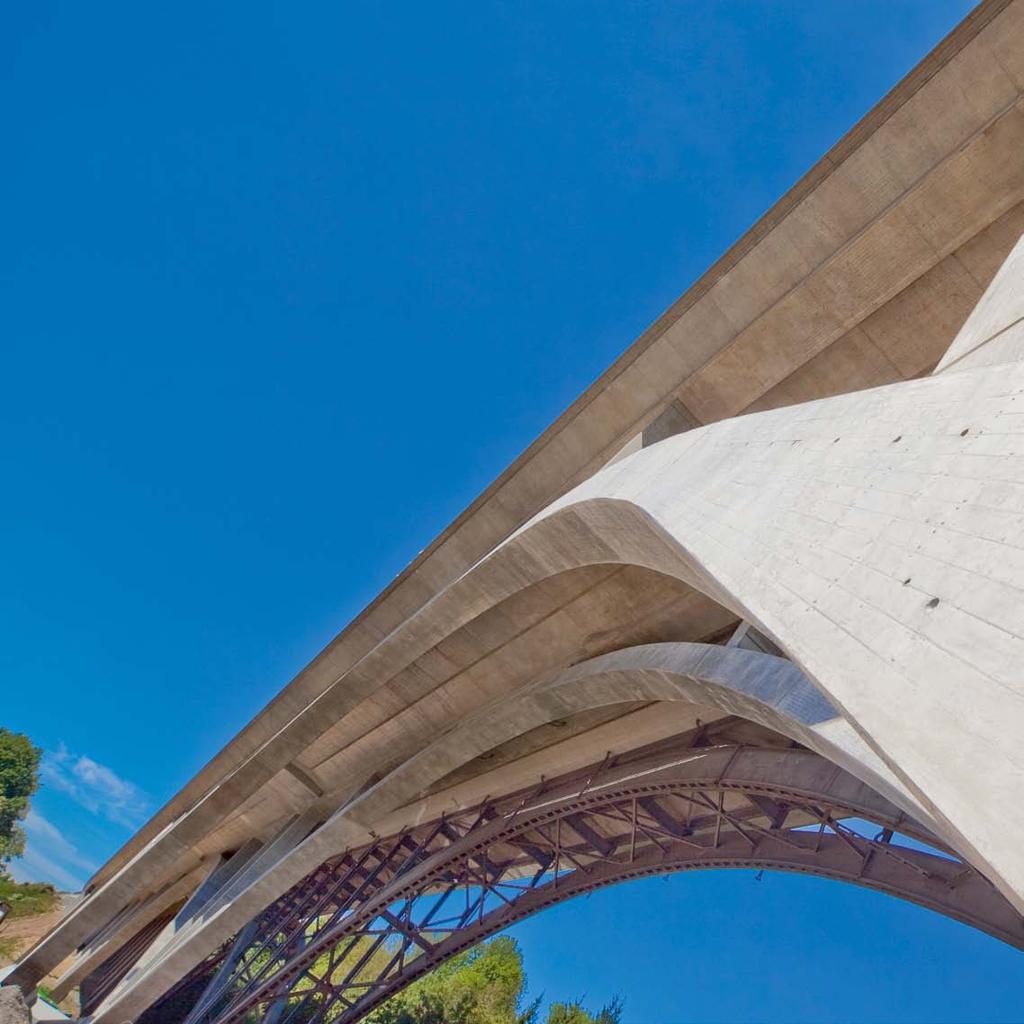 Das neue Murrtalviadukt mit seinen zwei getrennten, parallel verlaufenden Brückenbauten ein Bauwerk pro Richtungsfahrbahn passt sich mit seinen beiden 2,0 m breiten und 1,4 m starken Bogenpaaren