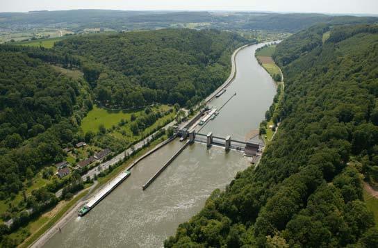 12 Verkehrsentwicklung Neckar Störungen im Betriebsablauf Die Schifffahrt war im Bereich des WSA Stuttgart nach Überschreiten des HSW an 12 Tagen eingestellt: örtlich am 18. Juni 21 (1: Uhr) bis 21.