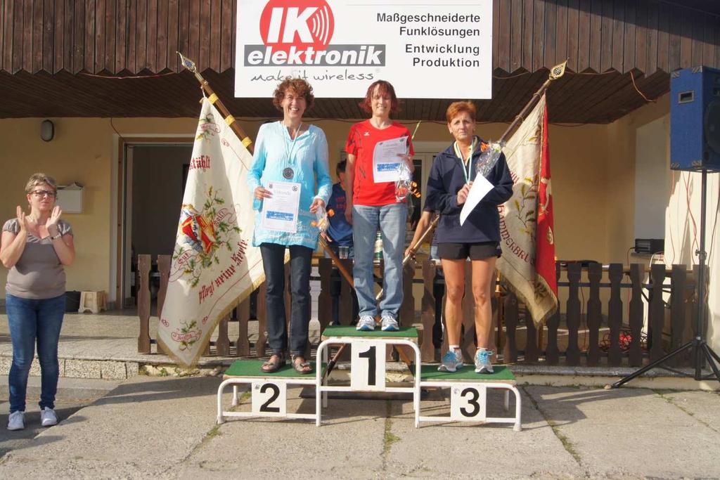(Foto 6) Die Siegerinnen über die 21km auf dem Podest versammelt. Die gesamten Ergebnisse können abgerufen werden unter http://www.sporthammerbruecke.