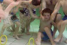 SCHWIMMEN Schwimmkurse Schwimmen zu lernen wünschen sich viele Kinder. Aber nicht nur das: Schwimmen lernen ist ein großer Meilenstein in der Entwicklung eines Kindes.