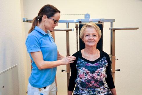fokus amalie Frau Buck mit einer Patientin bei einer Übung zur Stärkung der Rückenmuskulatur körperliche Arbeit ebenso wie zu langes Sitzen oder Stehen oder bewegungsmonotone, einseitige