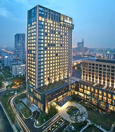 15 km Junior Suite / Frühstück ab 171,00/Nacht Located in Hongqiao business district approx. 8 minutes drive from Takashimaya department store.
