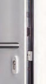 Schließbleche der Zarge ein und ziehen die Tür fest an. Bei ThermoPlus Türen ist das Schließblech für eine optimale Türeinstellung verstellbar.