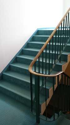 Über die Treppe sind zu erreichen: Zimmer 121 Alternative zur Treppe: Aufzug im Haus A und B (baugleich) Anzahl der Treppenstufen: 65