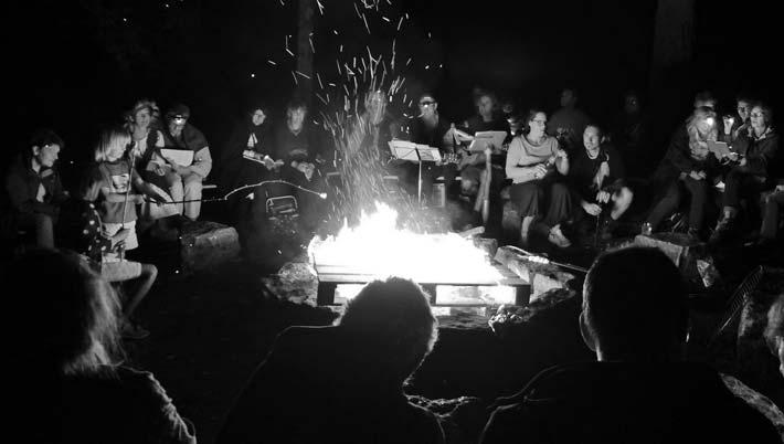 EINZELVERANSTALTUNGEN Lagerfeuerträume Singen am Lagerfeuer im Mai Das Feuer knistert, die Gitarre klingt und Lieder werden gesungen.