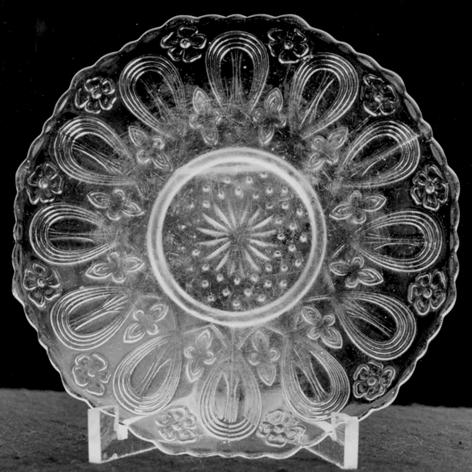 2007-1-10/002 l Teller mit Blüten und Schleifen farbloses Pressglas, H 2,1 cm, D 14,1