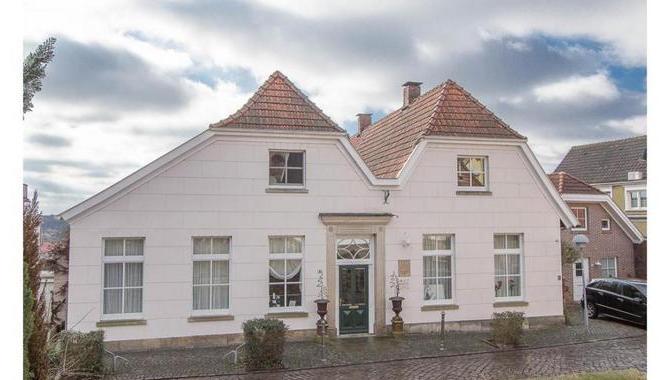 HISTORISCHES ANKERBALKENHAUS IN SCHÖNER SÜD-HANGLAGE UND UNVERBAUBAREM BLICK IM HERZEN BAD BENTHEIMS 48455 Bad Bentheim - Deutschland Kaufpreis: 495.000 EUR Provision: Käuferprovision 5,95 % (inkl.