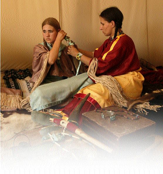 Frauen haben in der indianischen Tradition eine besondere Rolle. Sie haben in den Tipis das Sagen. Wer das Hobby der Indianistik ernst nimmt, versucht danach zu leben. Fächer aus Federn.