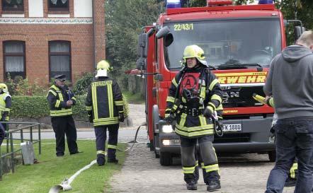 Sönke Brüdersdorf, Agenturleiter der Provinzial in Ratzeburg und Mölln, überreichte nun gleich drei mobile Rauchverschlüsse an die drei Freiwilligen Feuerwehren Ratzeburg, Mölln und Groß Grönau.