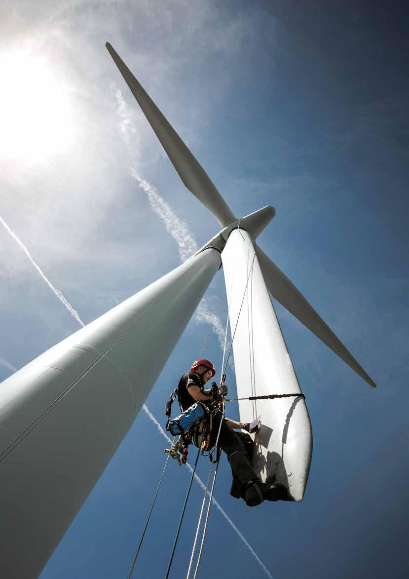 Wirtschaft im Bild Arbeit in luftiger Höhe Ein Servicemonteur der Deutschen Windtechnik Service GmbH & Co. KG inspiziert ein Rotorblatt 80 Meter über dem Erdboden.