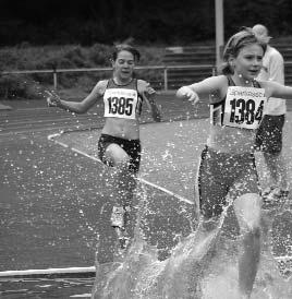 Neben vielen gestandenen Athleten, die auch schon beim Eröffnungssportfest im Juli 1975 an den Start gegangen sind, waren natürlich auch unsere Jüngsten mit Sprints und Staffeln aktiv.