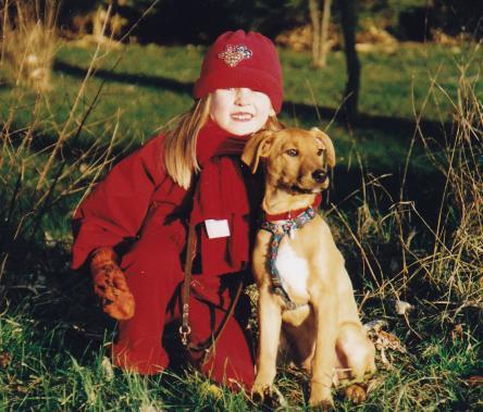 Aufgabe 2 Informationstext: Nun hat Paula ihren Hund Lore schon seit vier Jahren. Sie und ihre Mutter beschäftigen sich viel mit dem Tier und gehen auch regelmäßig mit ihm spazieren.
