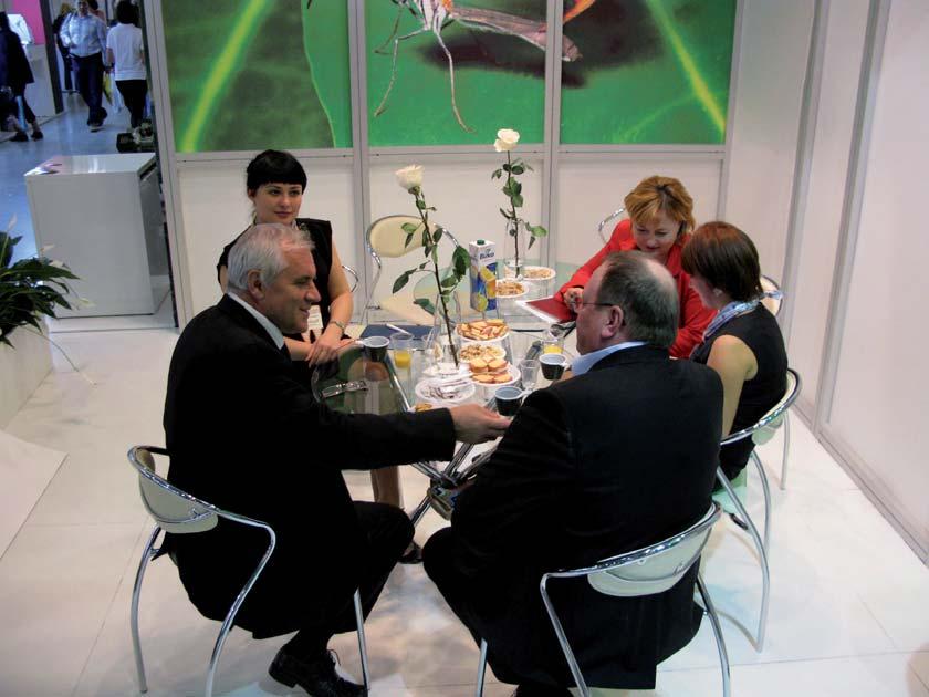 Foto archív EKOM Obchodné rokovanie v stánku EKOMu na Medzinárodnej výstave Dental Expo Moskva 2011, ktorej sa zúčastnilo vyše 500 vystavovateľov.