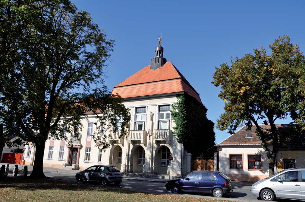 Foto Eva Drobná Prvým realizovaným projektom Richarda Schreibnera v Piešťanoch bola prestavba budovy radnice, dnes škola.
