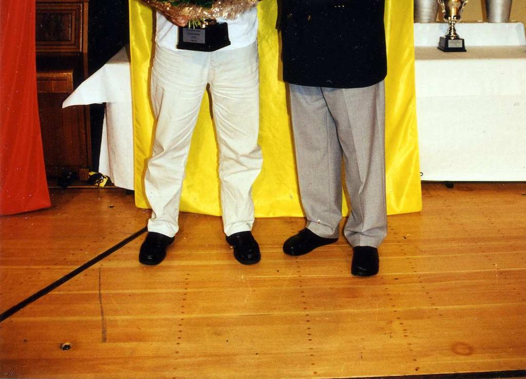 2002 freut sich über den Pokal, die Medaille, Blumen und das vom Schatzmeister Willy
