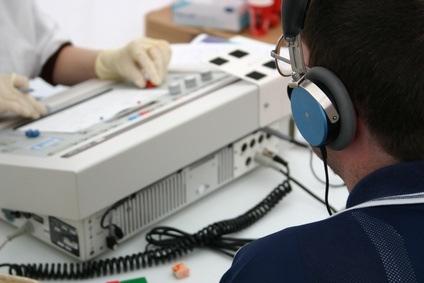 Hörprobleme- Check beim Hörgeräte-Akustiker Hörminderung wir festgestellt HNO-Arzt untersucht