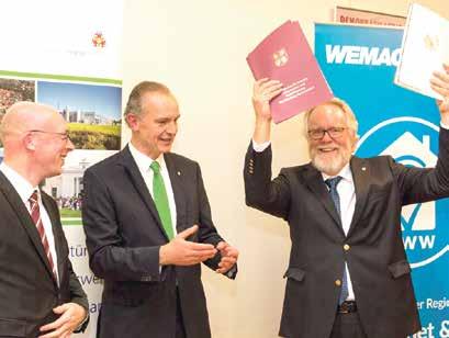 Demokratie Schnelles Internet kommt Minister übergibt endgültige Förderbescheide, Landrat unterzeichnet Zuwendungsverträge mit WEMACOM Breitband GmbH In den ersten drei Projektgebieten im Landkreis