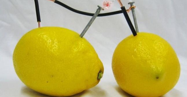 2/12 Experiment: Zitronen-Batterie Material: 2 Zitronen Kupferdraht 2 verzinkte Nägel 1 kleine Leuchtdiode (LED, z.b. vom Elektronikgeschäft) 1. Stecke in jede Zitrone einen Nagel. 2. Stecke in jede Zitrone ein Stück Kupferdraht.