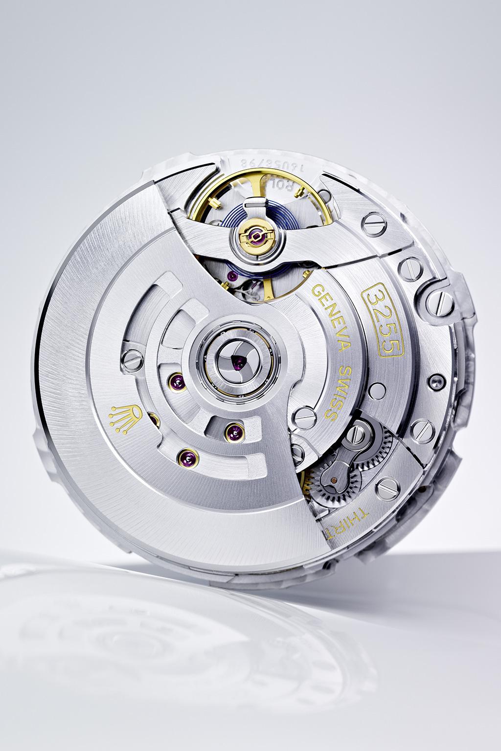 Besondere Merkmale PERPETUAL-UHRWERK DER NEUEN GENERATION Die Day-Date 40 ist mit einem Uhrwerk der neuen Generation ausgestattet, dem vollständig von Rolex entwickelten und hergestellten Kaliber