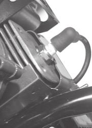 WARTUNGSARBEITEN Zündkerze prüfen, auswechseln CHAMPION RCJ-6Y A 8 0,7 mm STOP ACHTUNG: Zündkerze oder Kerzenstecker dürfen bei laufendem Motor nicht berührt werden (Hochspannung!).