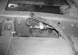 Brennstoffversorgung (siehe Bild 4) Die Dosierpumpe ist im Bereich des Kraftstofftanks, am rechten Längsrahmen mit einer Schelle und einem Gummipuffer befestigt.