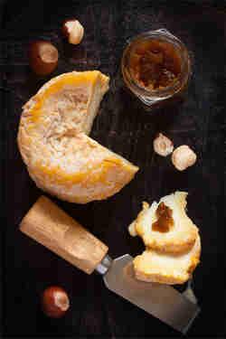 Tomme de Savoie Der Tomme de Savoie ist ein milder, halbfester Kuhmilchkäse aus den Savoyen, der wohl als bekanntester Vertreter der Tomme -Käse gehandelt werden kann.