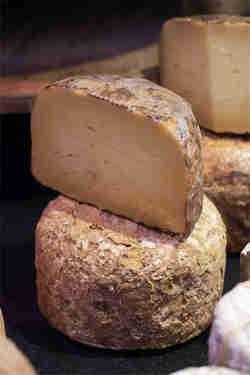 Kleine, schnell reifende Käsesorten wurden früher auf dem flachen Land und in Tälern hergestellt.