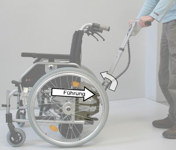Togo kann dank seiner Schnellverschlüsse einfach und ohne Werkzeug an den Rollstuhl angekoppelt werden. Idealerweise bleibt der Rollstuhlnutzer während des Kopplungsvorgans im Rollstuhl sitzen.
