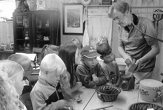 Im historischen Klassenraum der Raßnitzer Heimatstube erzählte uns Herr Forberg anhand der Ausstellungsstücke von früher und gab uns Rechen- und Schreibaufgaben, die jedes Kind auf einer