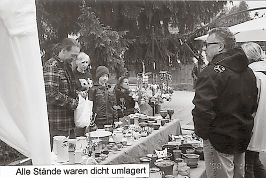 Gleich daneben hatte das Kombucha-Studio aus Merseburg seinen Stand aufgebaut und bot viele Fruchtaufstriche, Liköre, Tees und auch Grußkarten zum Verkauf an.