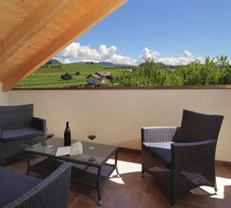 indd 9 Le nostre confortevoli camere e suites sono tutte dotate di balcone con vista panoramica sulla Val d Adige, telefono, WiFi gratuito,