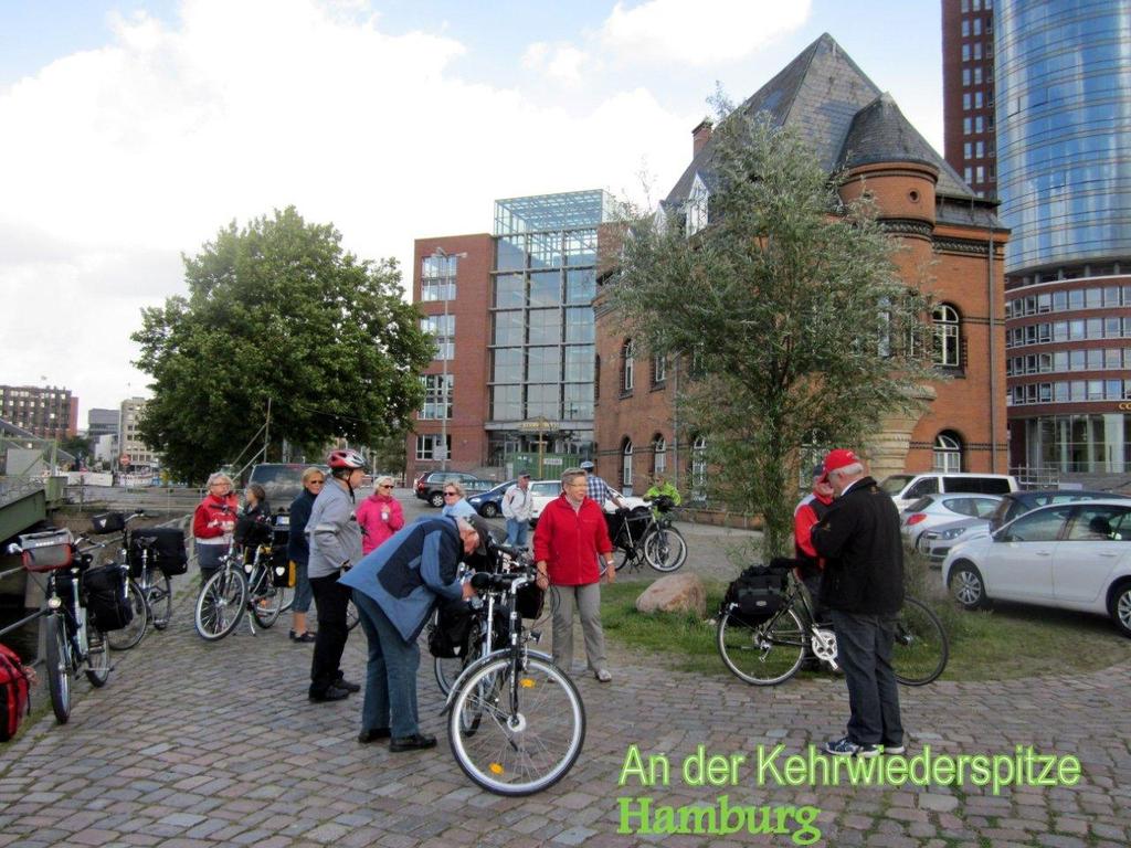 Überblick Die Tour führt am 1. Tag vom durch das Zentrum mit Rathaus, Alster, Landungsbrücken, Überseeund Speicherstadt.