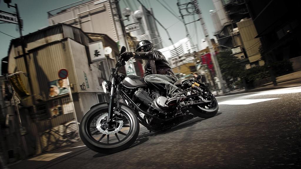 Born with performance Mit der XV950R ABS eröffnet Yamaha jedem Fahrer die faszinierende Welt des Customizing: mit einer Maschine, die den Charakter eines echten Backstreet-Bikes mit einem neuen
