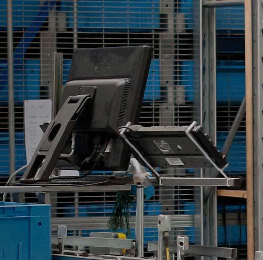 Entnahme und Verpackung der Waren erfolgen mit Hilfe effi zienter automatisierter Arbeitsverfahren u. a. mit Lagerrobotern und Strichcodescannern.
