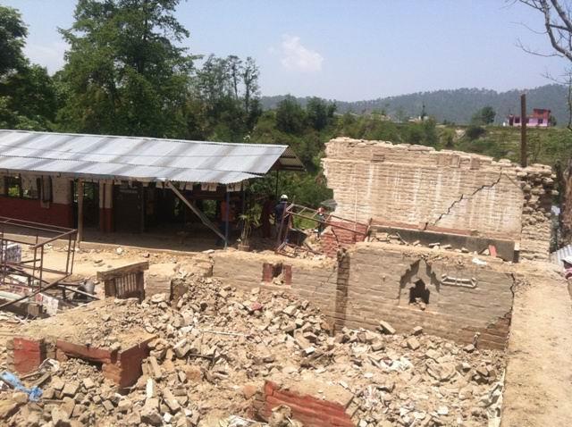 Komplett zerstörte 2 Häuser abgeräumt (Siehe Photo unten) und restliche teile haben