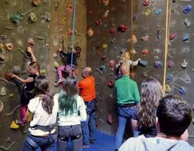 Teamwork, Konzentration, Feinmotorik und Mut werden gefördert, nach dem Motto: Bewähren statt Bewahren Klettern macht Kinder stark!