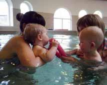 SCHWIMMEN 9 Babyschwimmen Durch gemeinsames Spielen und Singen im Wasser gewinnen Babys Vertrauen zu diesem angenehmen Element. Die Eltern erfahren verschiedene Haltegriffe.