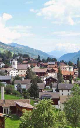 Foto: H. Christoph Standort Das Zweifamilienhaus befindet sich im attraktiven und urtümlichen Dorf Rabius. Dort steht es am Dorfeingang, an schöner Hanglage und nahe der Hauptstrasse.