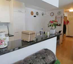 Die Küche ist in Weiss gehalten und harmoniert wunderbar mit dem Wohn- Essbereich.