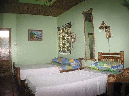 1981 als eine der ersten Lodges am lebhaften Taucher-Mekka Panagsama Beach in Moalboal