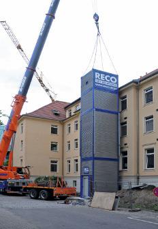 Ein Aufzug schwebt heran In einer recht spektakulären Aktion erfolgte am 31. August die Anlieferung eines 14 Meter langen blau-/silberfarbenen Containers auf dem Campus des Uniklinikums.