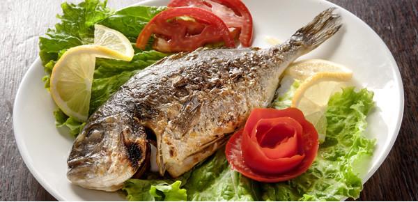 Fischgerichte 45 46 47 48 49 50 51 52 53 54 Gavros (knusprige kleine Sardinen, in d.pfanne gebraten) und Tzatziki (b,d)... Lachsfilet vom Grill mit Tzatziki, Butterreis, Gemüse und Salat (b,d).